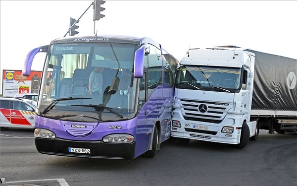 Gyerekeket szállító busz ütközött kamionnal Budapesten