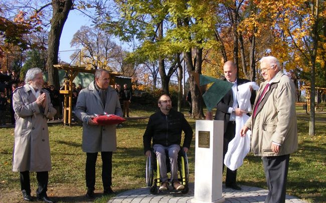 Felavatták Magyarország első köztéri Szilassi-poliéder szobrát