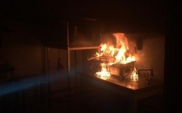 Tűz ütött ki egy pécsi áruház konyhájában