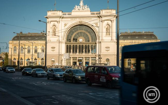 Mávinform: indul a peronépítés Keleti pályaudvaron, módosul a dunántúli távolsági vonalak közlekedési rendje