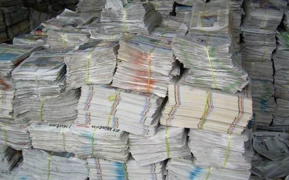 Elveszthetik az iskolák a papírgyűjtésből származó bevételt?
