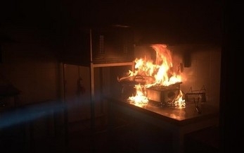 Tűz ütött ki egy pécsi áruház konyhájában