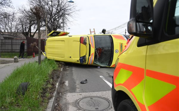 Mentőautó borult fel a fővárosban 