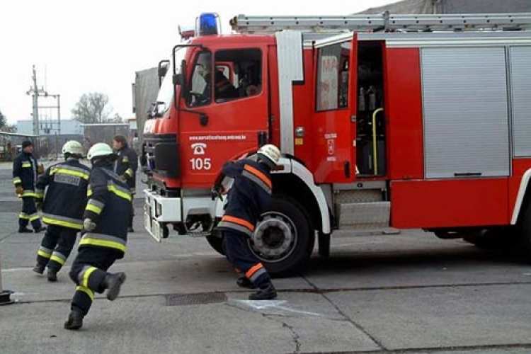 Meggyulladt a 6-os főút melletti növényzet tegnap