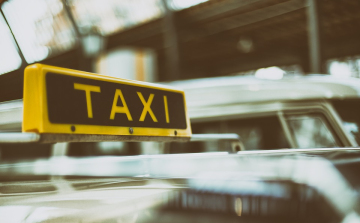 Januártól csak 10 évesnél fiatalabb autóval lehet taxizni