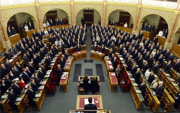 OGY – Meghosszabíthatja a kilakoltatási moratóriumot a parlament