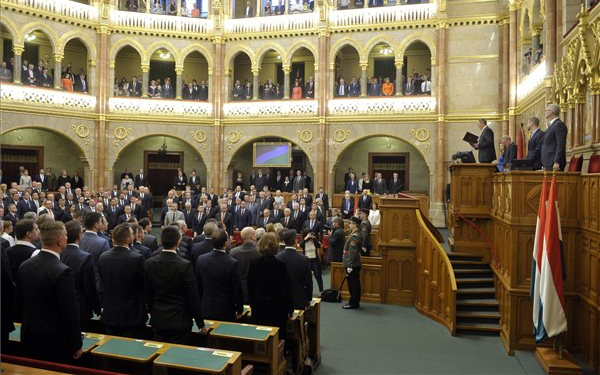 A veszélyhelyzet megszüntetéséről tárgyal az Országgyűlés