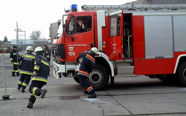 Meggyulladt a 6-os főút melletti növényzet tegnap