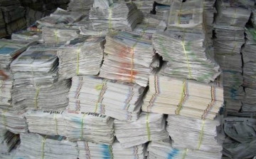 Elveszthetik az iskolák a papírgyűjtésből származó bevételt?