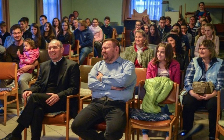 Bérmálkozókkal találkozott Udvardy György püspök Bonyhádon