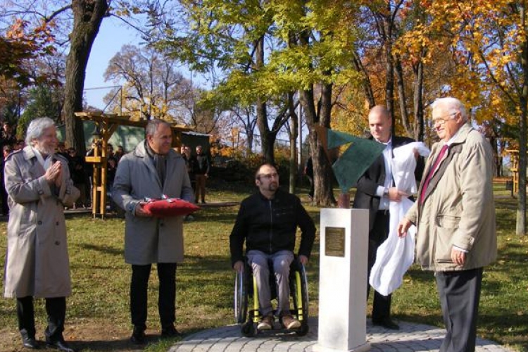 Felavatták Magyarország első köztéri Szilassi-poliéder szobrát